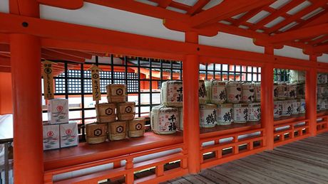 厳島神社 たくさんの酒樽の供え物